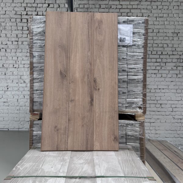 Laminate Kronopol Verdun Oak D4917 XL – 8MM (water resistant)