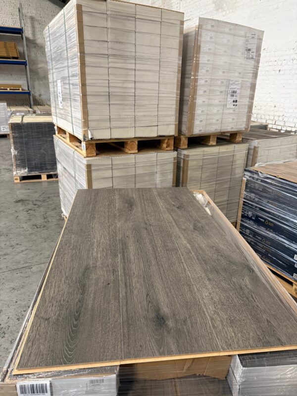 (LOT 113.21 m²) Laminate XL Warm Grey NEUN844 – 8MM (Water-resistant)