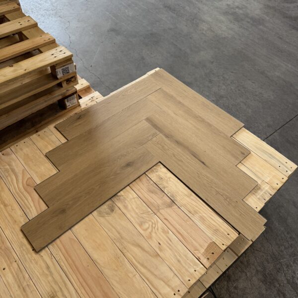 Rigid Click PVC Herringbone Can Do Industrial Oak – 5MM